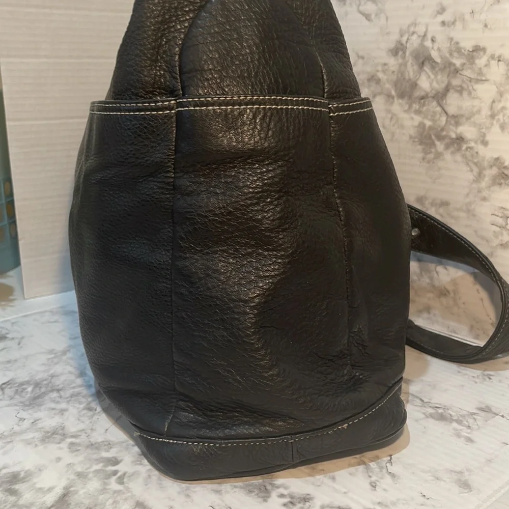 OiOI Australia Pompeian Leather Diaper Bag black with stroller straps